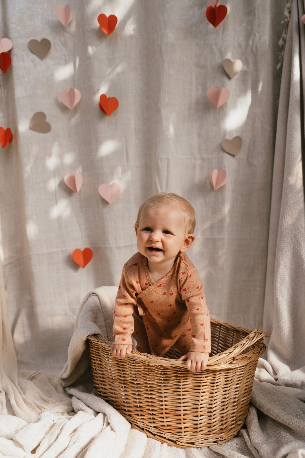 A Tiny Story - baby wrap t shirt long sleeve - dusty coral hearts - Afbeelding 4